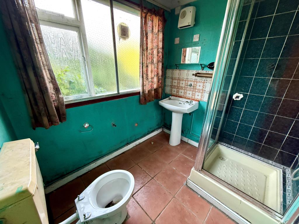 Lot: 156 - THREE-BEDROOM TERRACE HOUSE FOR IMPROVEMENT - Shower room with W.C.